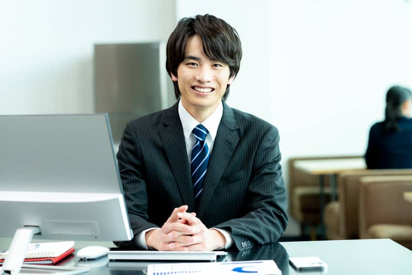 机で書類を前に話している若手社員