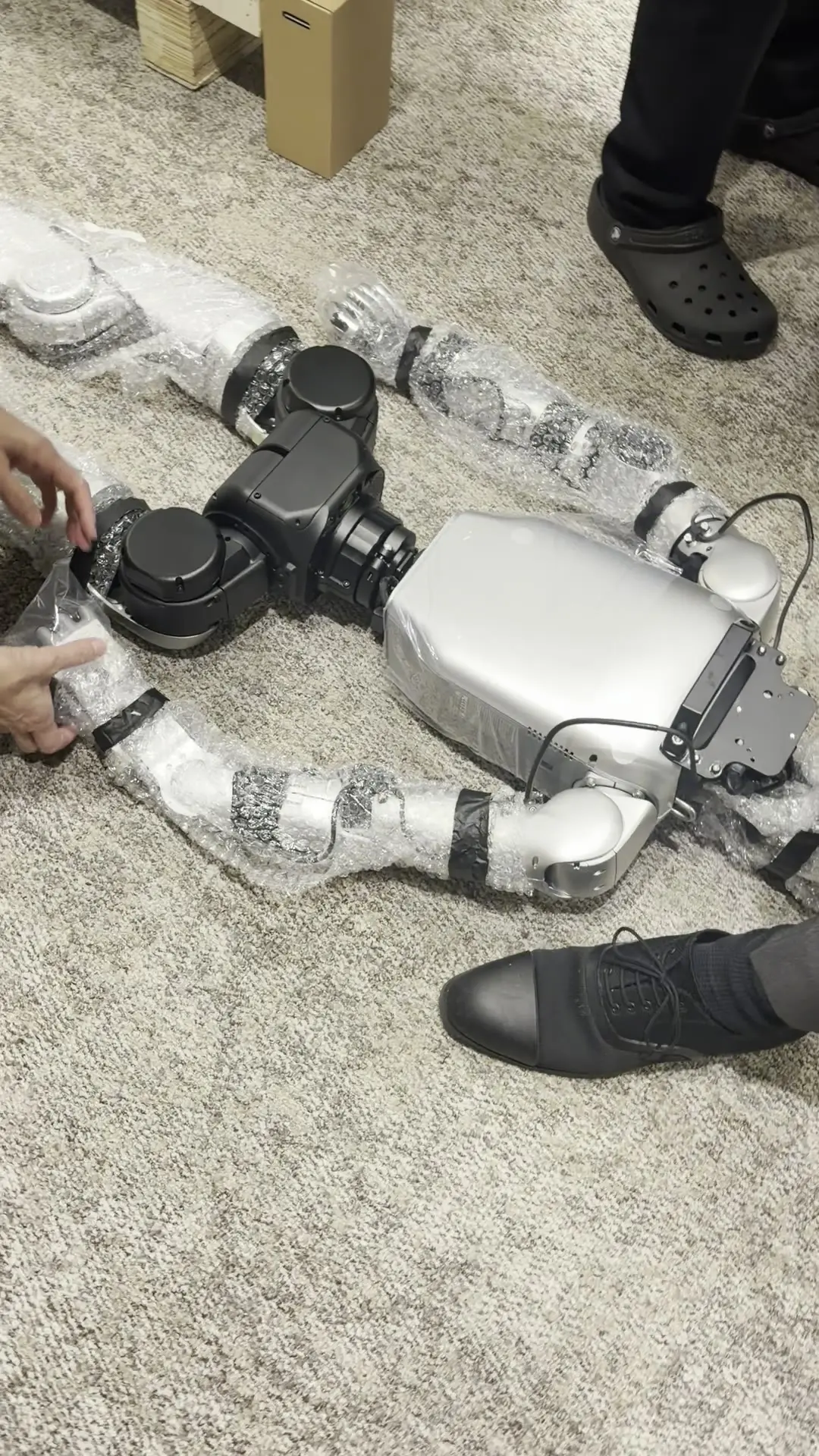 胴体と腕の付け根。関節の黒い部分が見える