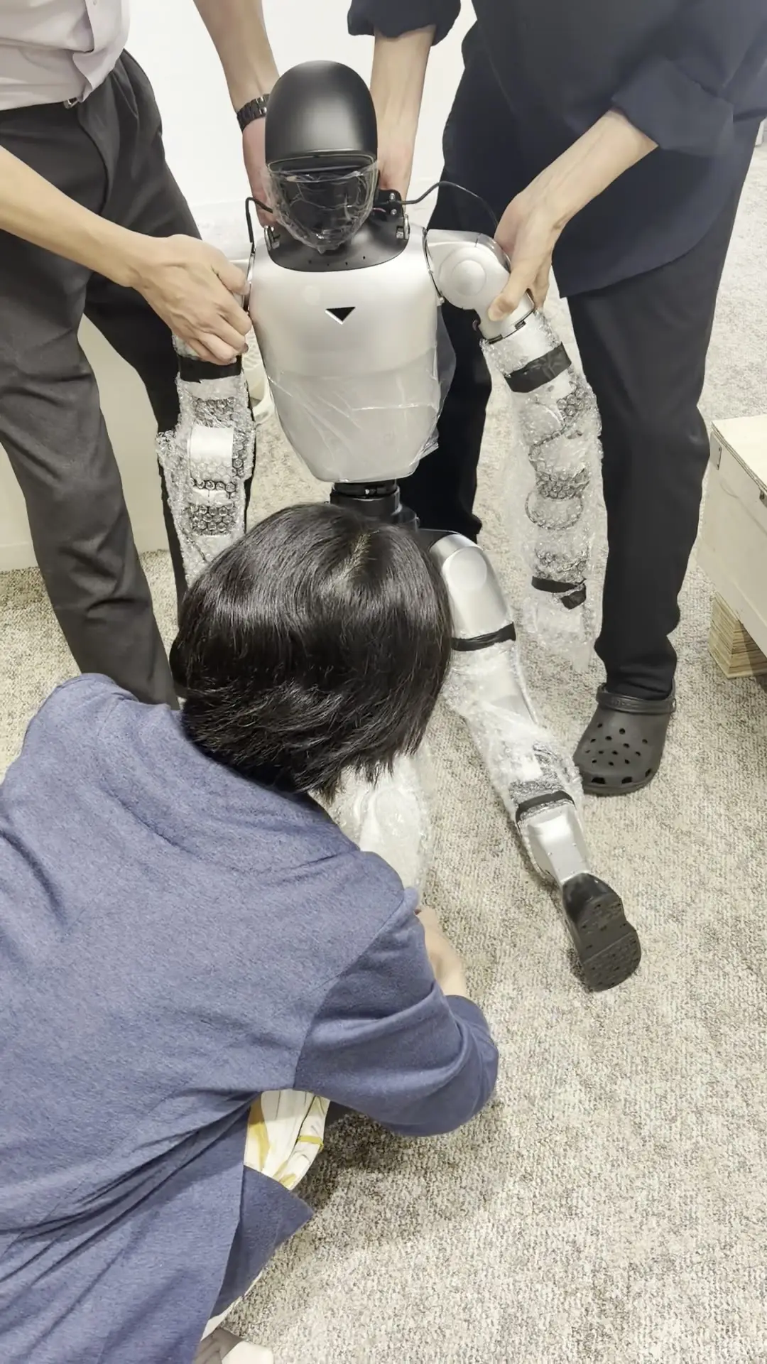 社員3人で支えて、初めて立たせてみる(電源はまだ入れていない)