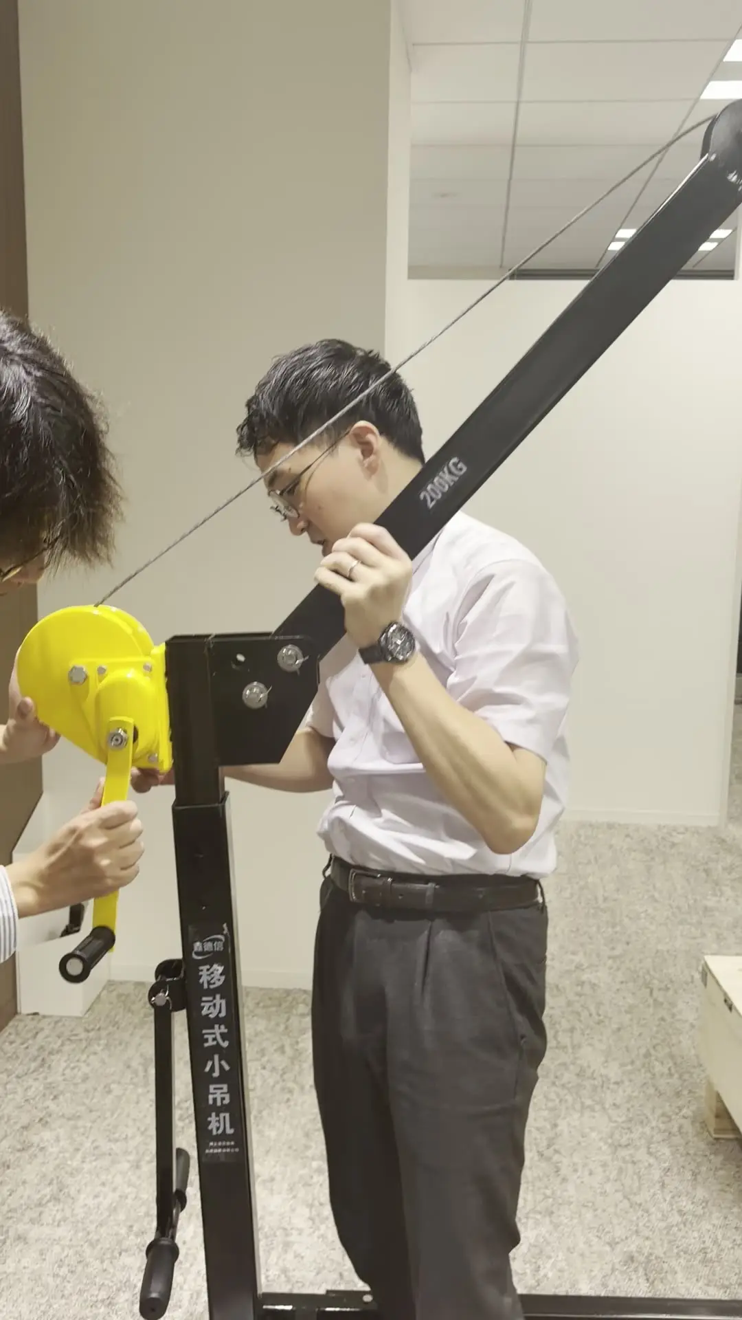 転倒を防ぐ吊り具を組み立てる