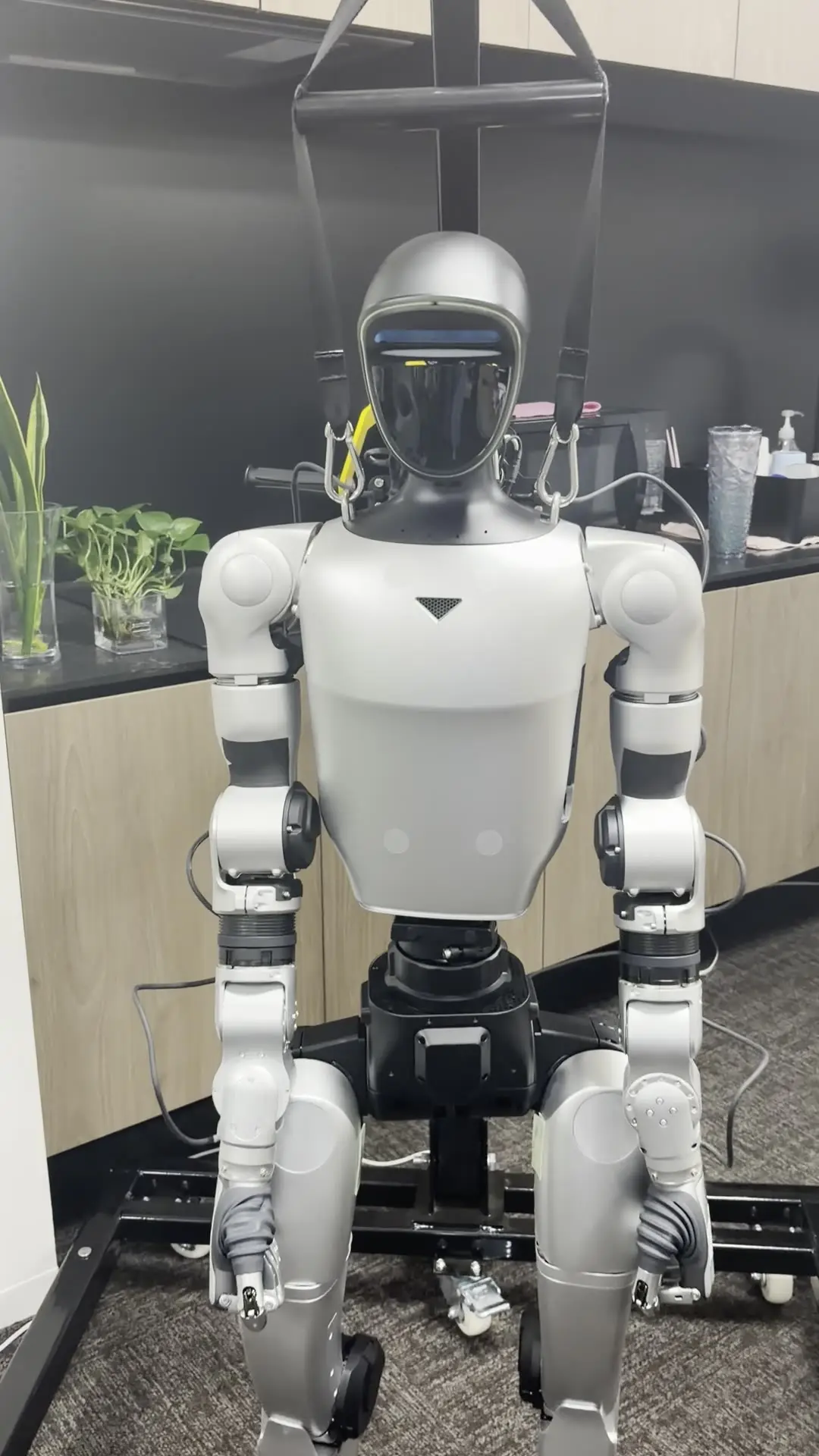 吊り具にかけた人型ロボットの正面。これが置き場での定位置