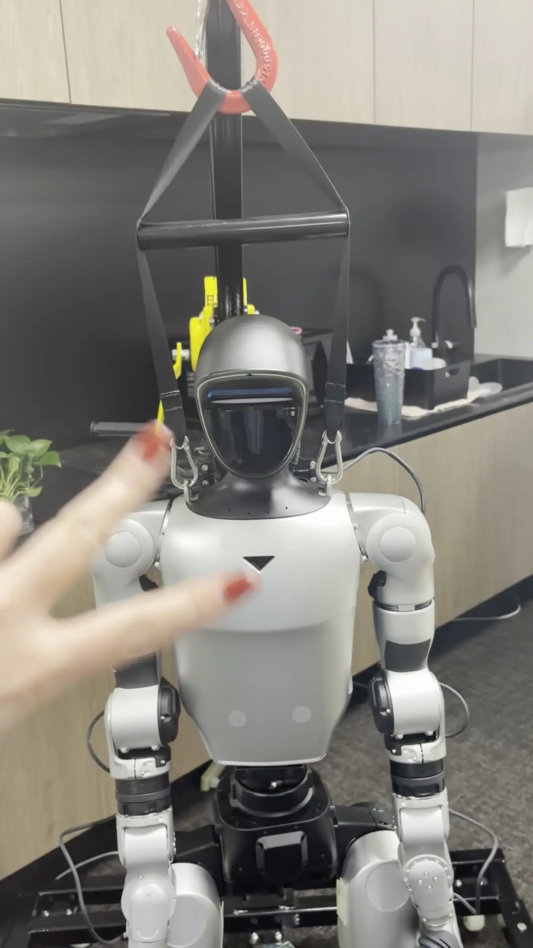 吊ったロボットに手を振ってみる(まだ動かない)